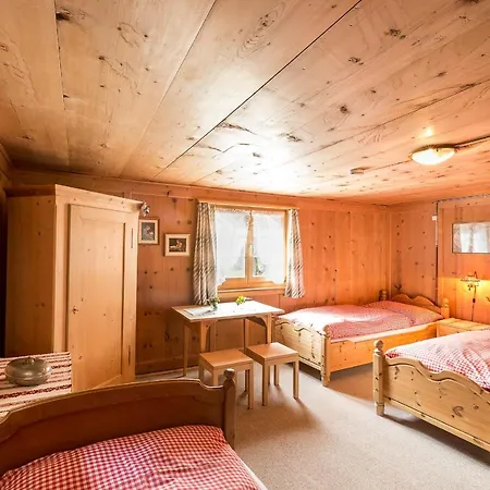 Cresta - 9,5-zimmerhaus Fuer 19 - 20 Personen, 270m2 Ferienhaus